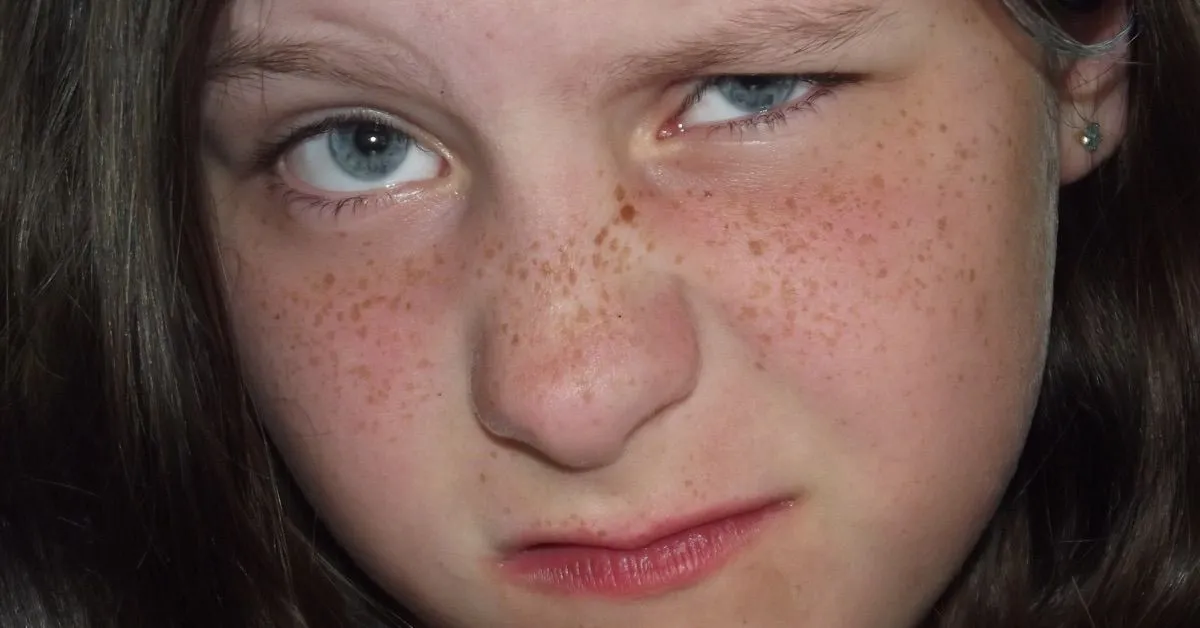 Fotografía de la cara de una niña con cara de estar ante un gilipollas