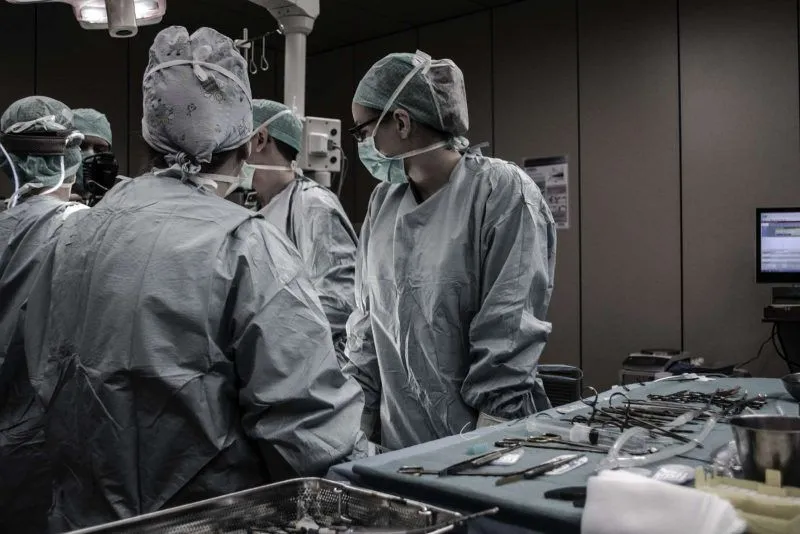 Profesionales sanitarios durante una cirugía