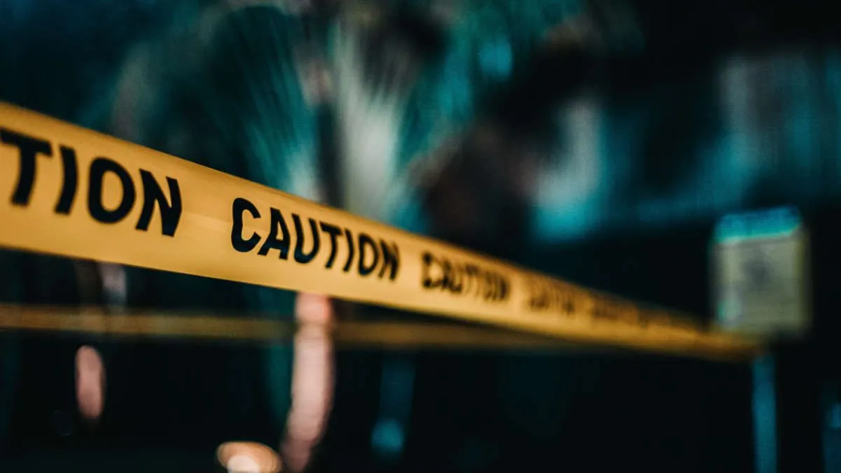 Fotografía de cinta con el texto 'caution' (precaución) escrito en ella.