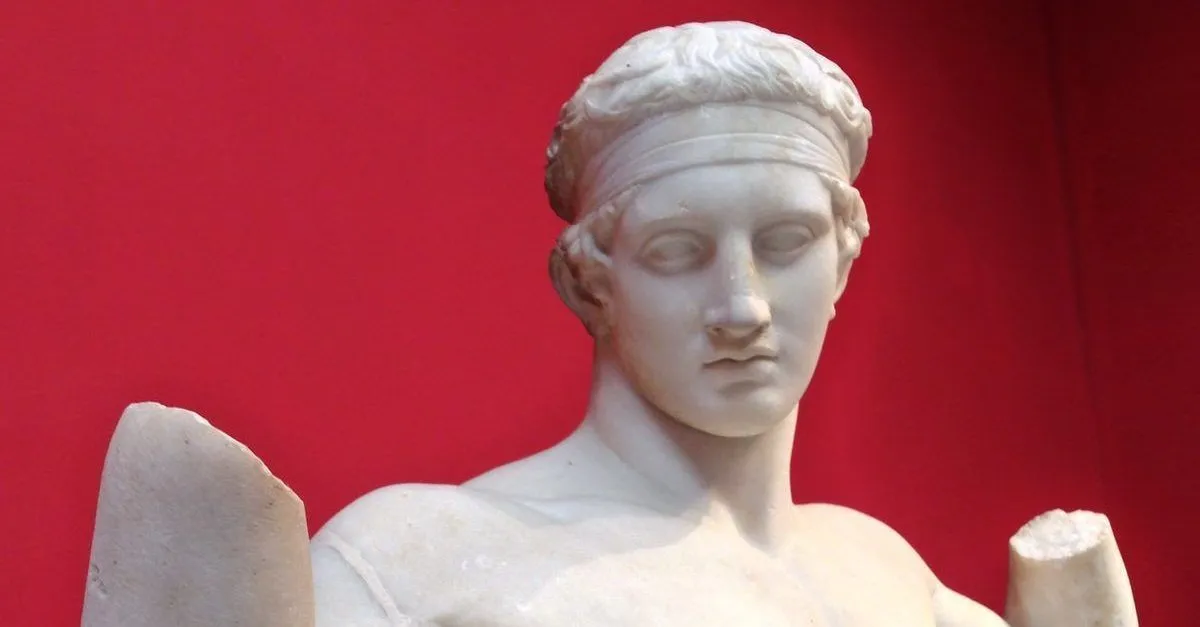 Escultura griega clásica de joven con diadema