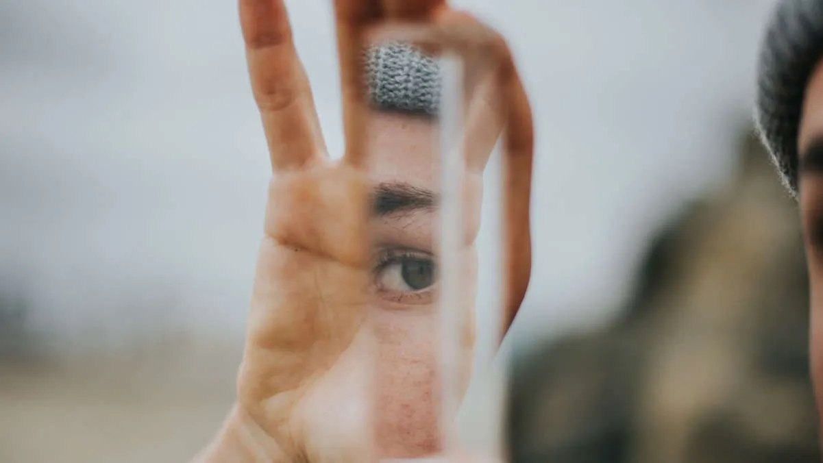 Fotomontaje en el que se ve un ojo superpuesto sobre una mano.