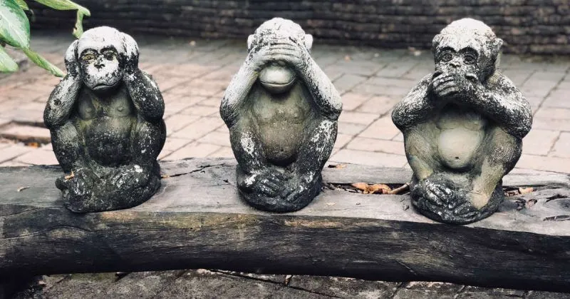 Fotografía en la que se ven tres esculturas de monos donde uno se tapa los ojos, el otro las orejas, y el último, la boca