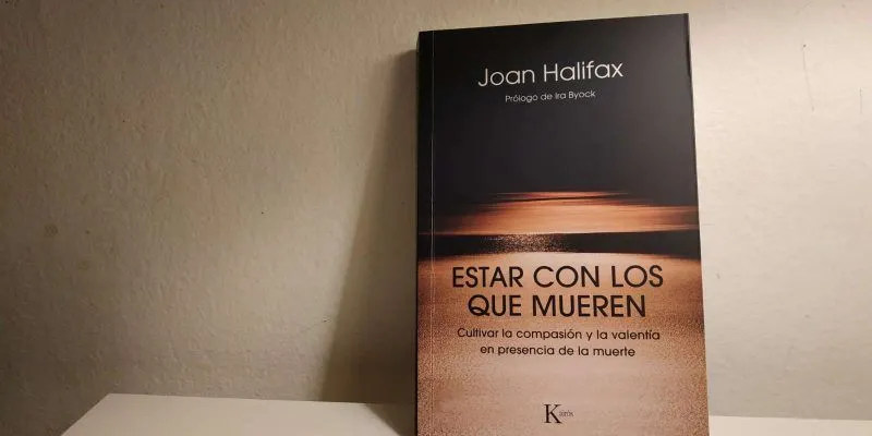 Fotografía del libro Estar con los que mueren. Cultivar la compasión y la valentía en la presencia de la muerte de Joan Halifax (Editorial Kairós)