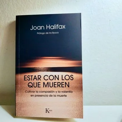 Fotografía del libro "Estar con los que mueren. Cultivar la compasión y la valentía en la presencia de la muerte"