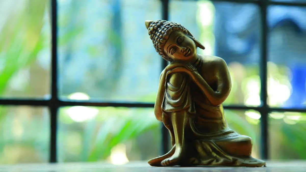 Fotografía de una estatua de Buda en bronce.