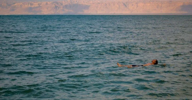 Fotografía de una persona flotando en el mar