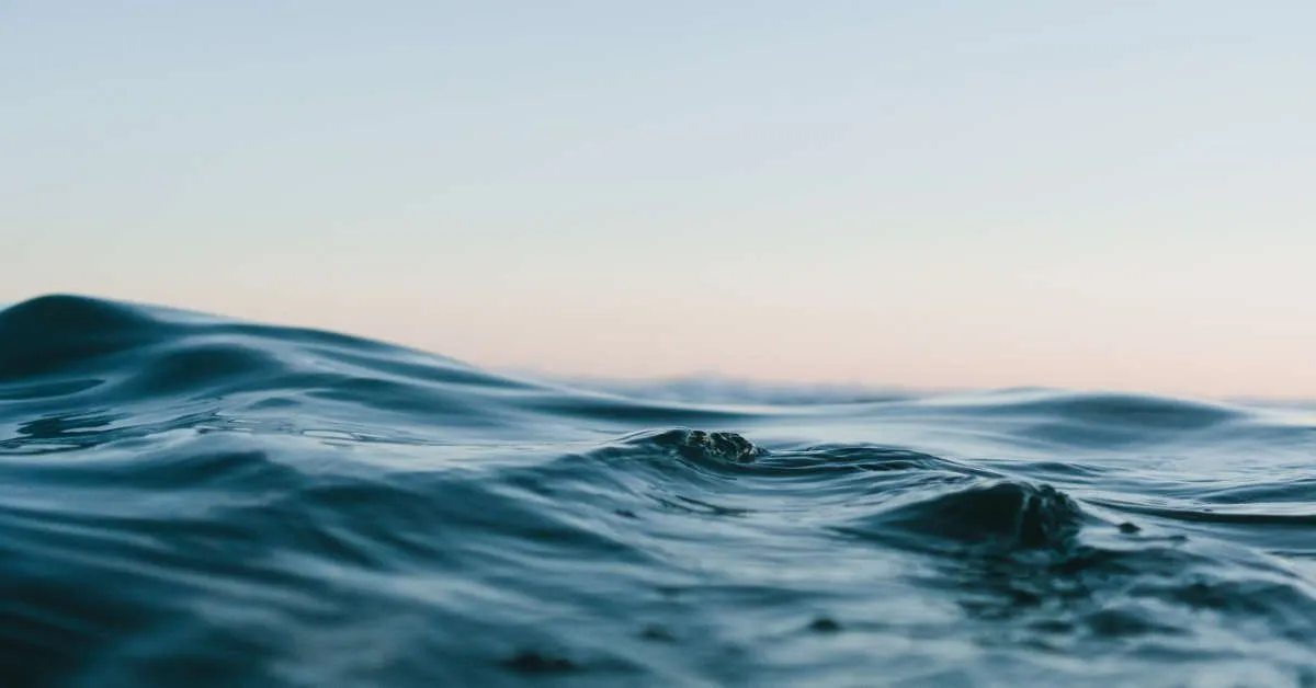 Fotografía del mar en primer plano y el cielo