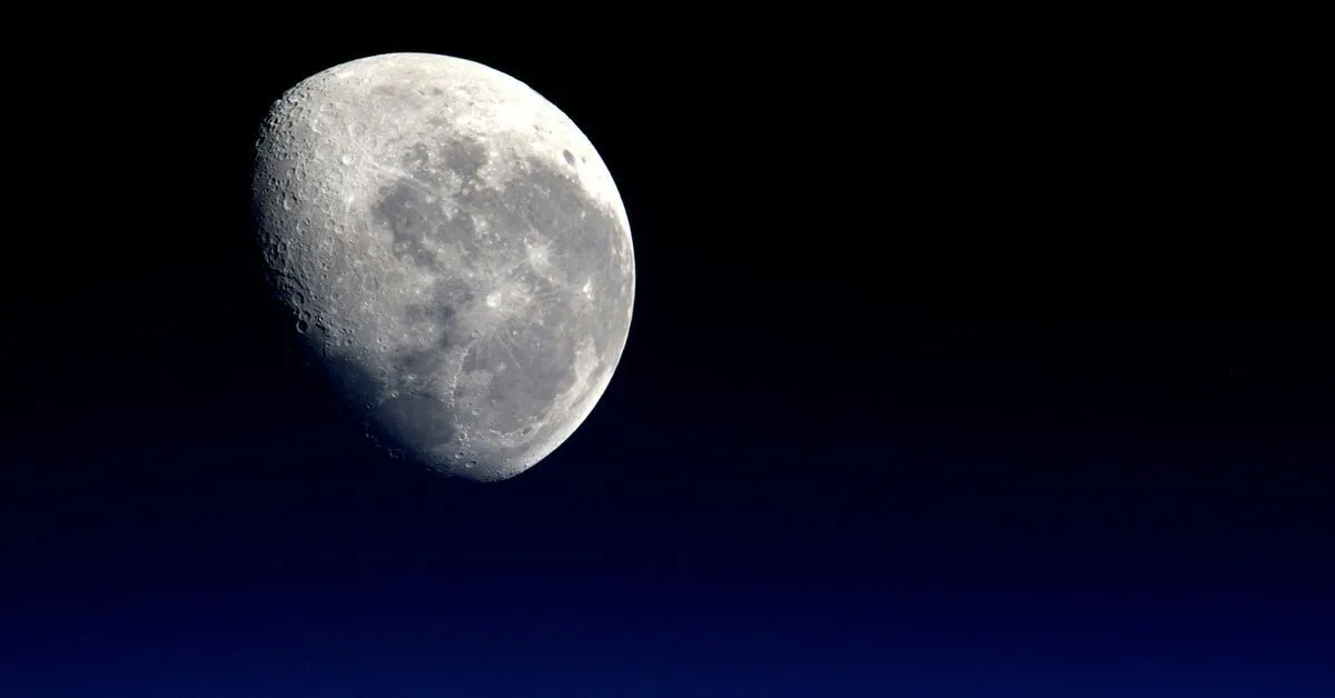 Fotografía de la luna llena en un cielo despejado