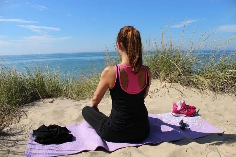 Mujer en posición de meditación.