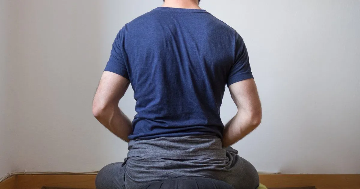 Fotografía: meditar en casa - zazen de cara a la pared (Fofografía de Ramón Clemente)
