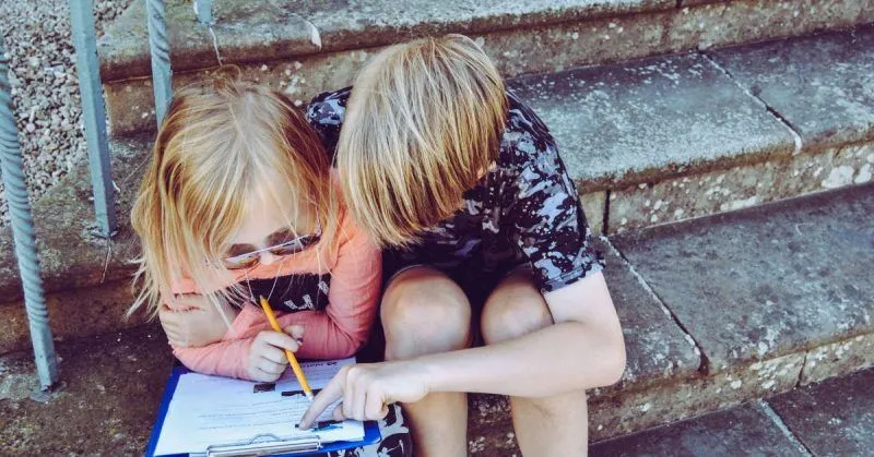 Niños con un cuaderno