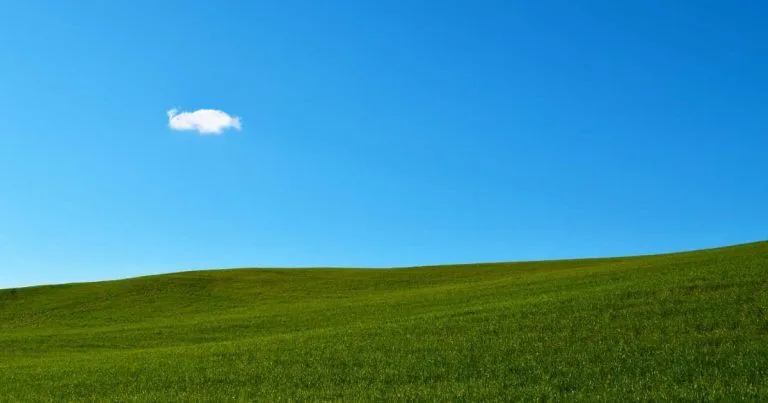 Paisaje con el cielo azul y una nube blanca.