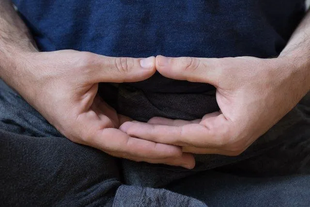 Posición de las manos durante la meditación zen (mudra cósmico) © Ramón Clemente