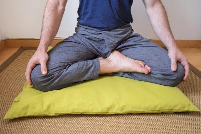 Posición de cuarto de loto (postura de meditación)