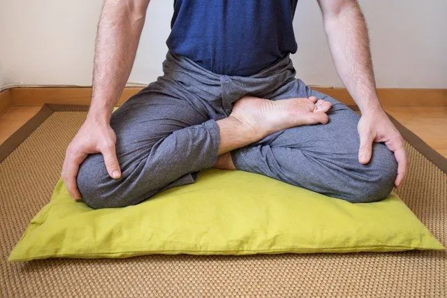 Posición de medio loto (postura de meditación)