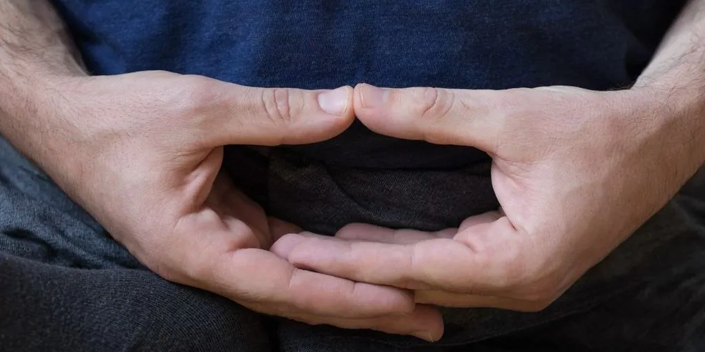 Posición de las manos durante la meditación zen (mudra cósmico)
