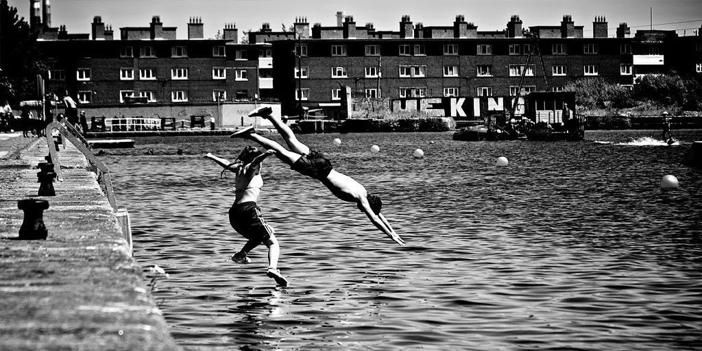 Fotografía de gente saltando al agua