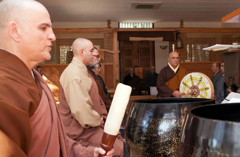 Samuel Soriano, instructor de meditación zen de la CBSZ en una ceremonia en el templo Luz Serena.