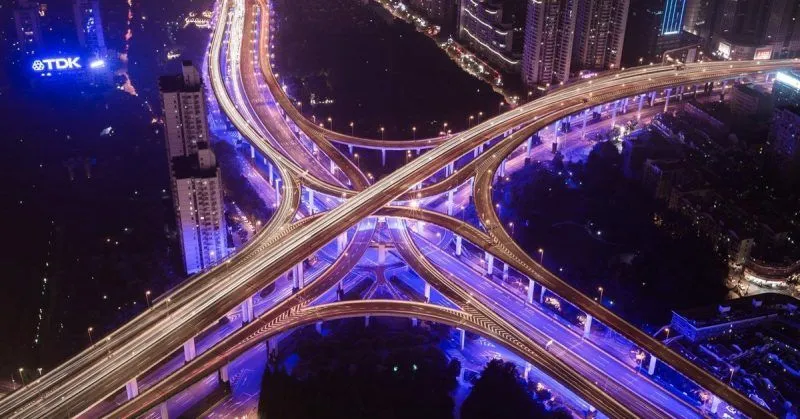 Fotografía aérea noctura de un nudo de carreteras