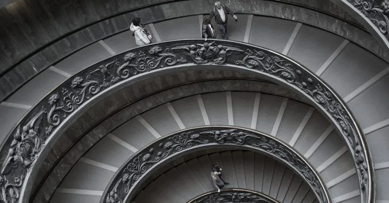 Fotografía de unas personas en unas escaleras de caracol