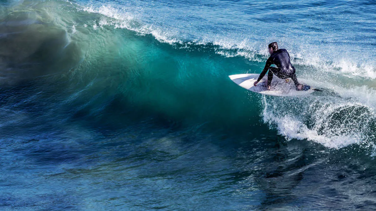 Fotografía de una persona haciendo surf