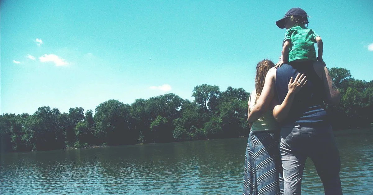 Fotografía de familia disfrutando de tiempo de calidad junto a un lago