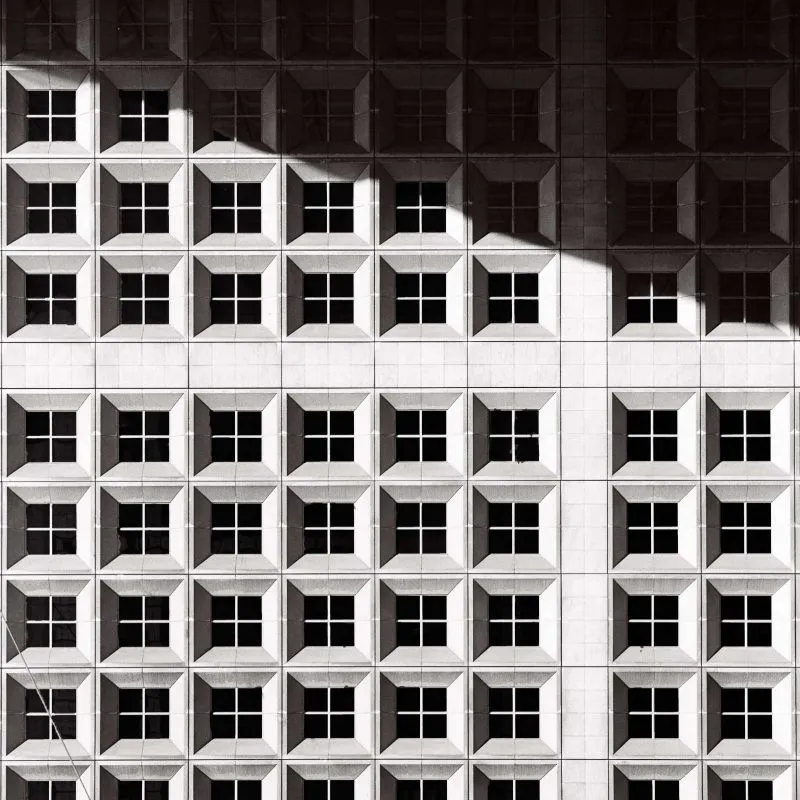 Fotografía de ventanas en un edificio como metáfora de nuestra interdependencia