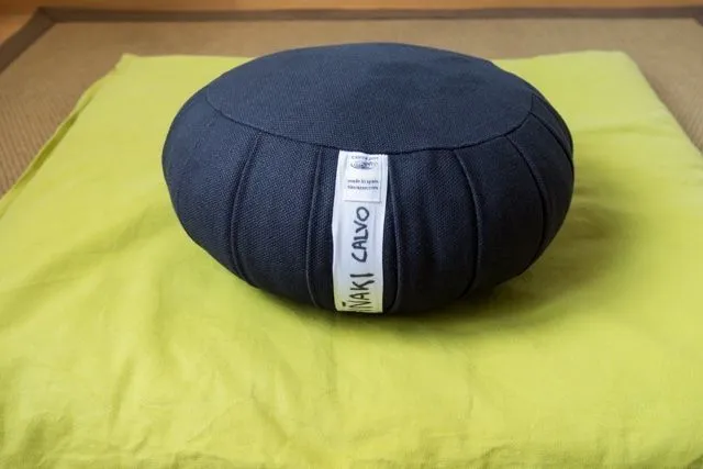 Un zafu o cojín de meditación te ayuda a lograr la postura de meditación correcta. 